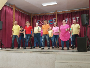 A tánccsoport a színpadon előadja Dua Lipa Don’t start now című slágerére koreografált pörgős számot (farmerben és színes pólókban)