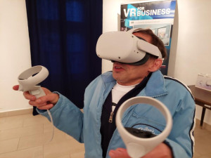 Ellátottunk kipróbálja a VR szemüveget