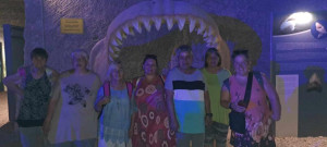 Kis csoportkép a lányokkal az említett cápa állkapocs előtt…