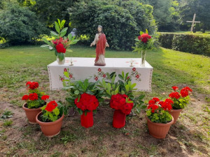 Virágokkal teli miséző oltár 