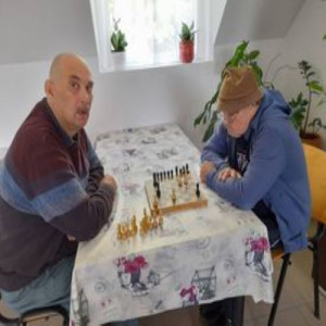 Az ellátottak sakk játékot játszanak.