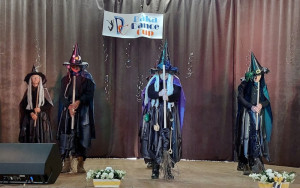 A Banyabál produkcióját látjuk a színpadon, fantasztikus boszorkány jelmezekben van a hét fellépő