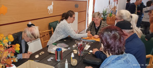 A Kastély aulájában kézműves foglalkozás keretében nyakláncot készíthettek az érdeklődő lakók